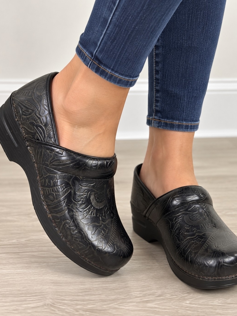 Dansko Women’s 40 9.5-10 Black Tooled Leather Professional Clogs Comfort Shoes